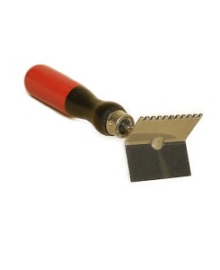 raschietto con bordo dentellato